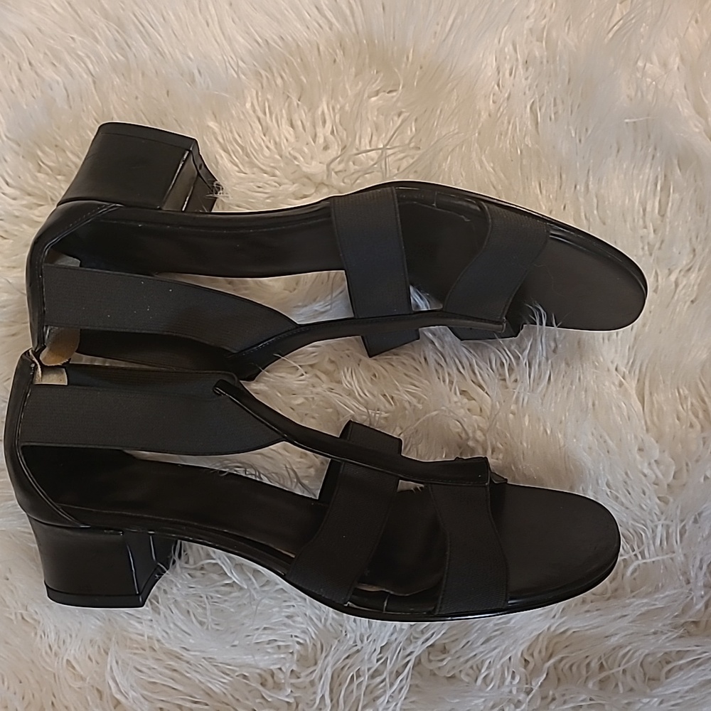 Black summer sandals. - Picture 7 of 8